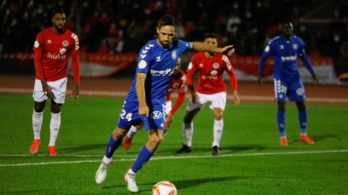 Míchel, lanzando el penalti.