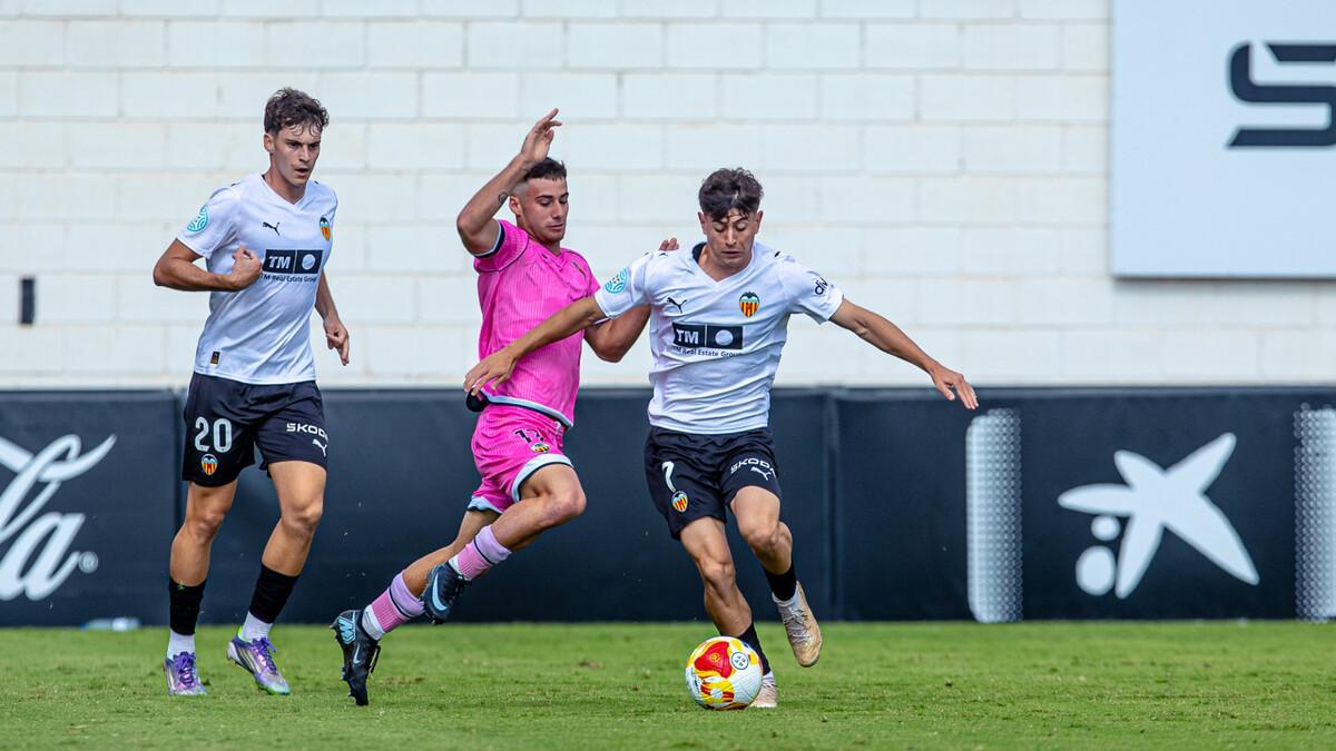 Pugna por el balón en el Valencia Mestalla - Castellón B