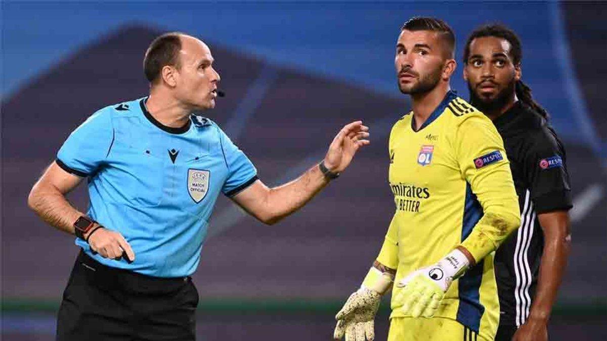 Mateu Lahoz se mantiene como árbitro UEFA