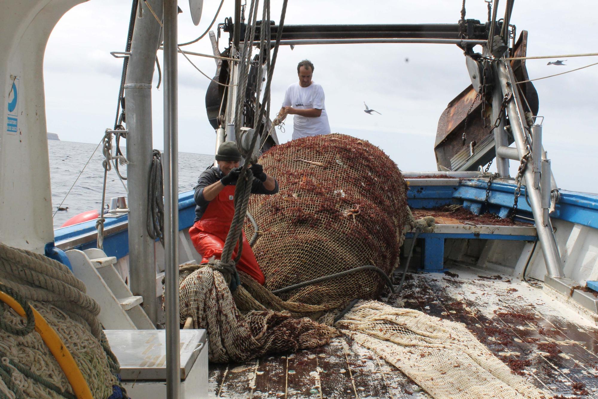 A bordo del ‘Charpat Segundo’, uno de los arrastreros convocados a la huelga contra la «criminalización» de la pesca y las medidas de la UE