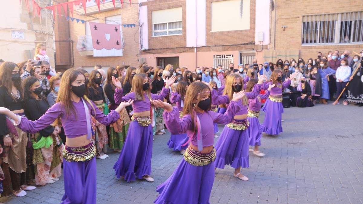 Las calles del casco antiguo se llenaron de danzas tradicionales y diversas exhibiciones, como la de las niñas de la Academia On!Dance.