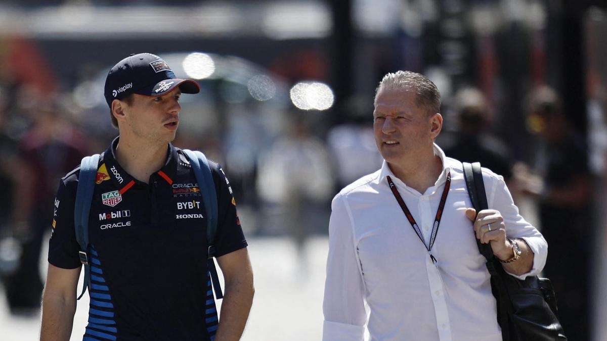 Max Verstappen junto a su padre, Jos, en el circuito de Bahrein.