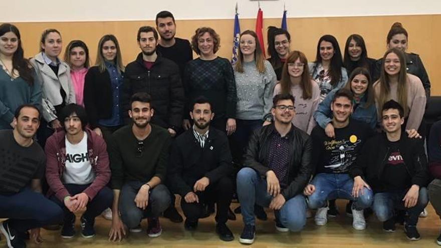 Los estudiantes universitarios, en una foto de familia tras recibir las ayudas al estudio.