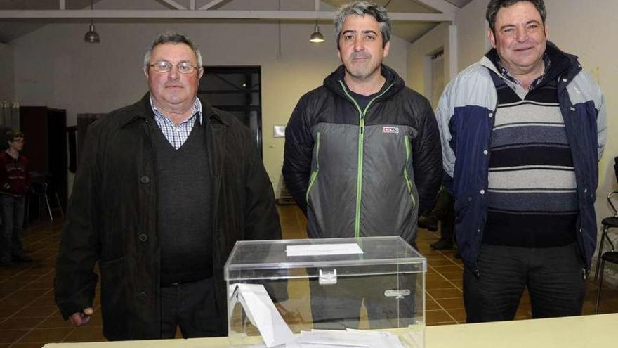 Moa, Agulló y Fernández en el colegio electoral antes del recuento. // Bernabé/Javier Lalín