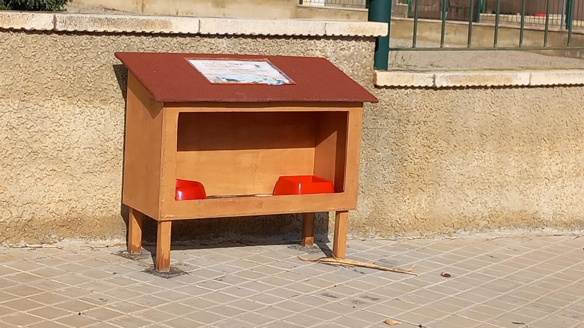 Uno de los comederos felinos instalados.