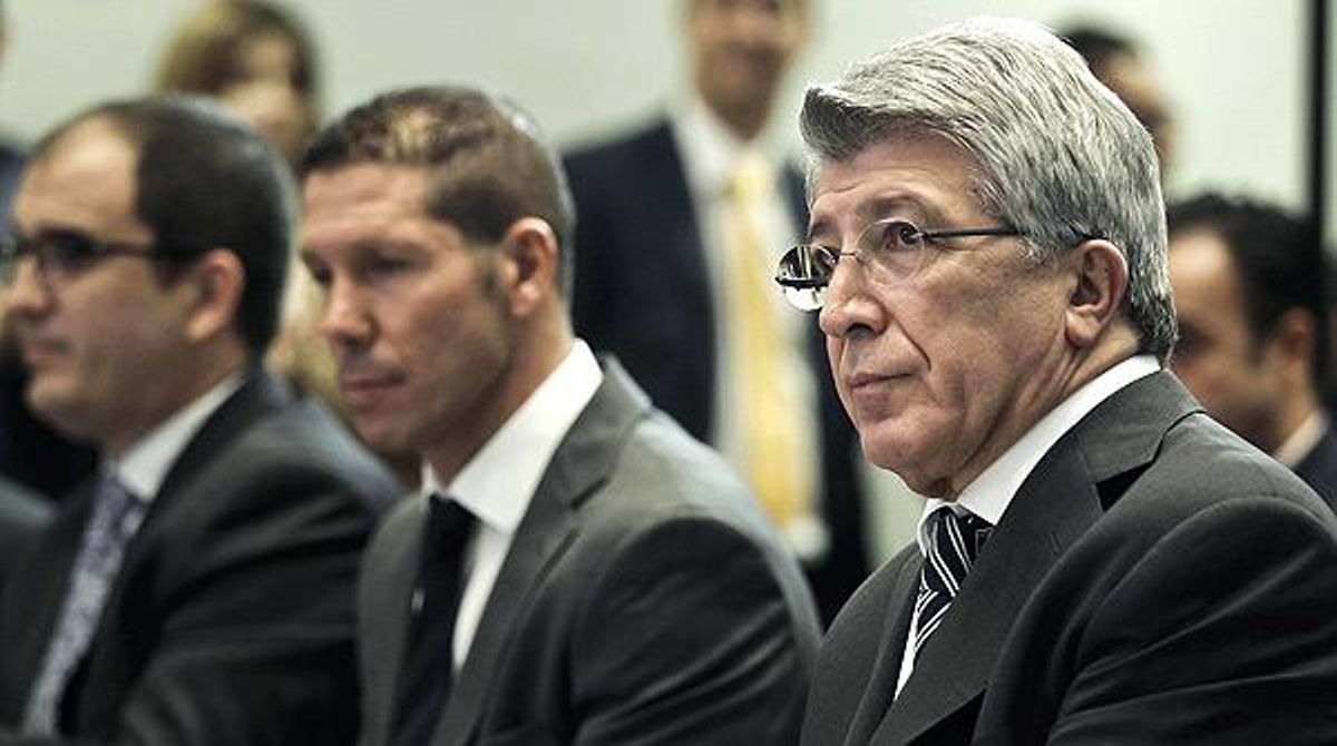 El president de l’Atlètic contesta a l’entrenador del Madrid abans de volar cap a Praga.