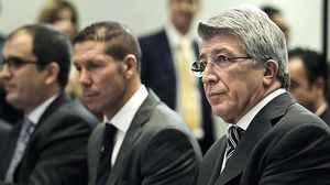 El president de l’Atlètic contesta a l’entrenador del Madrid abans de volar cap a Praga.