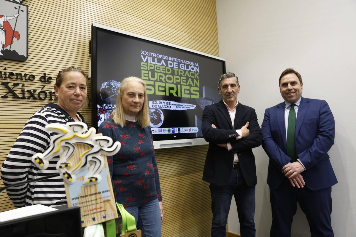 Por la izquierda, Inés García y Montserrat Guerra, del Club Patín Pelayo; Jorge Pañeda, concejal de Deportes, y Jorge Sariego, representante de Unicaja, en la presentación del Trofeo.