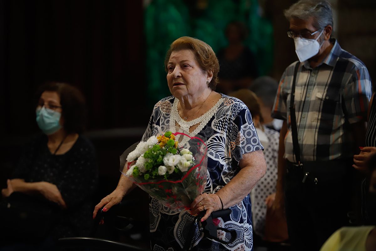 Cientos de cordobeses visitan a la Virgen de los Remedios como cada martes y 13