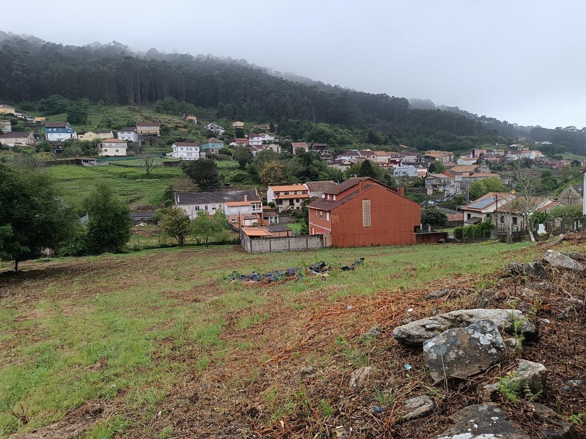 Una vista de parte de los terrenos que pretende adquirir el Concello de Bueu para mejorar los accesos y entorno del campo de fútbol de A Graña.