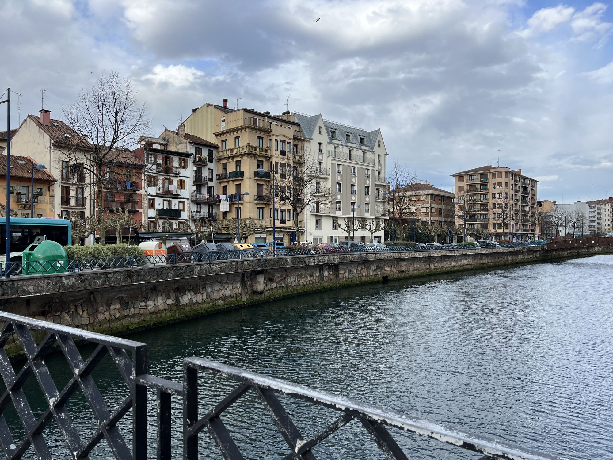 Casas de Rentería a orillas del río