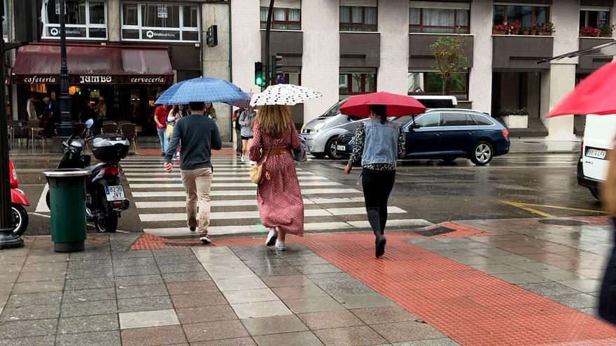 La lluvia da paso al bochorno: así fue la tromba de agua que cayó en el centro de Asturias