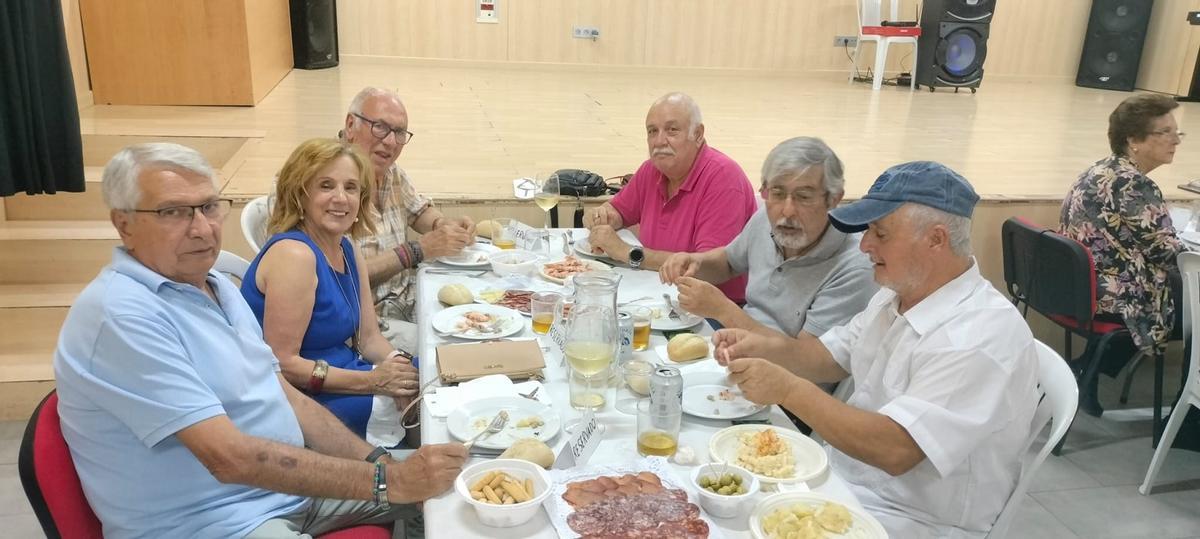 Otra imagen de la comida por el décimo aniversario, con Antonio Fuentes, presidente de la Federación vecinal Cívilis, a la que pertenece la asociación, y la concejala socialista Begoña Medina, entre otros.