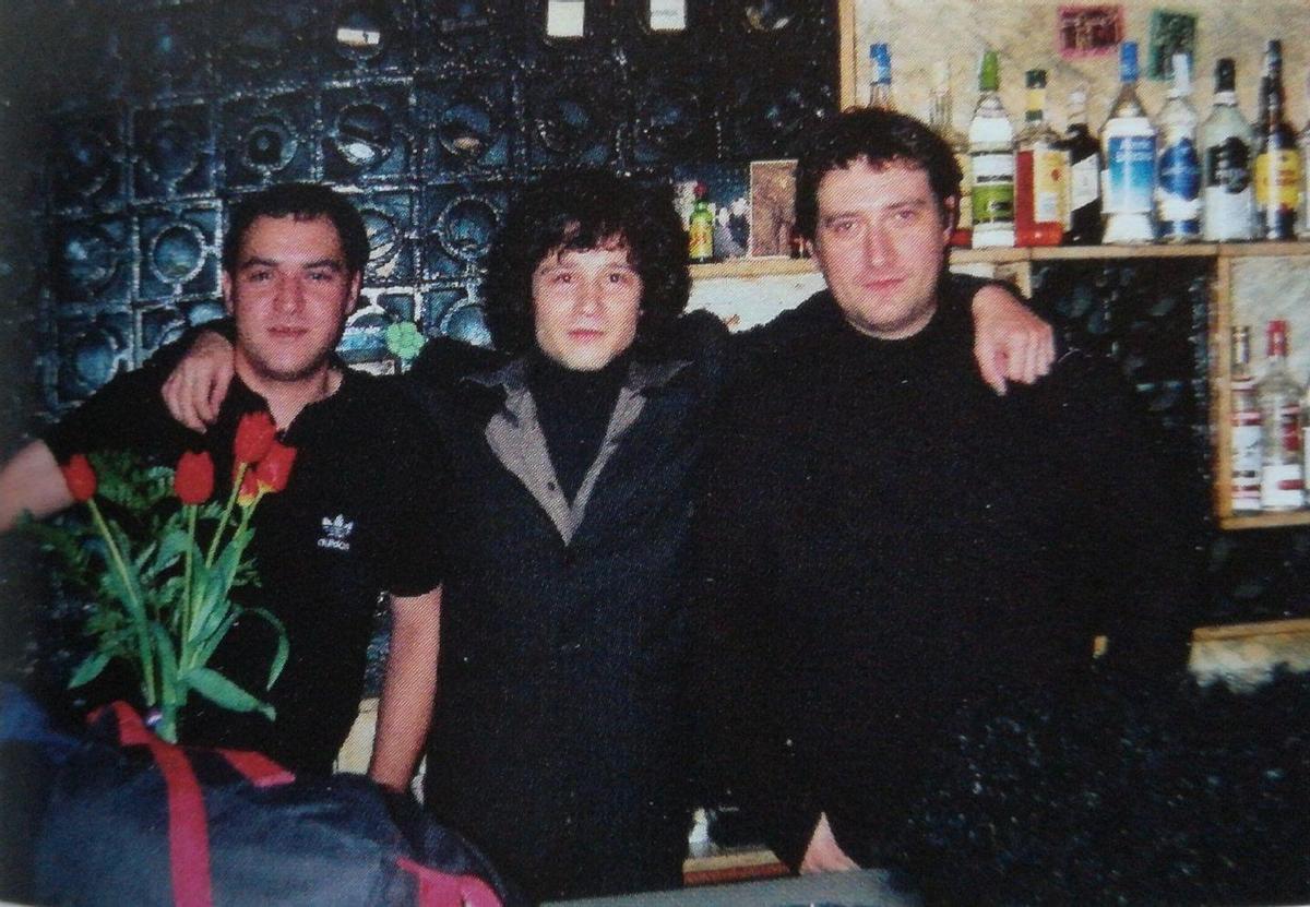 Antonio Estación, Enrique Bunbury y José Manuel Martínez 'Boch', tras la barra del bar.