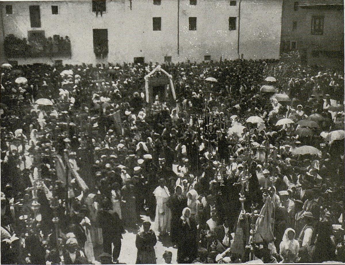 Procesión de Santa Orosia en la plaza del Toro, momentos antes de bendencir el obispo a la multitud, 1910.
