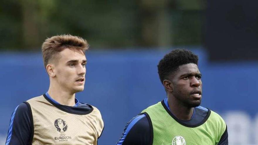 Griezmann y Umtiti ayer en el entrenamiento de Francia.