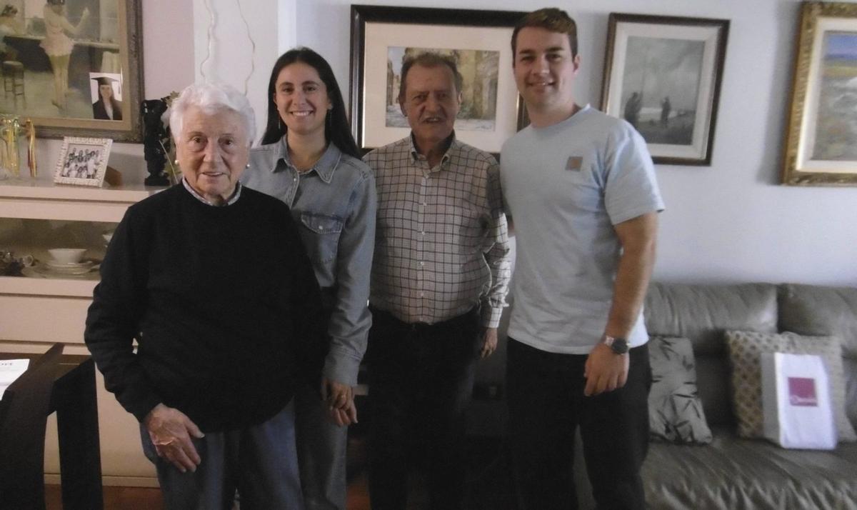 Núria Pons Marí, filla d’Antònia Marí Ramon, amb la seua neta Clàudia Regàs, Llorenç Prats i l’autor del reportatge.