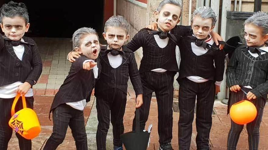 Arriba, fiesta en Ribadesella. Sobre estas líneas, niños disfrazados de Jack Skellington en Cangas de Onís.