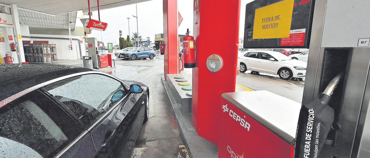 Una de las gasolineras de Vila-real, ayer,  que ha dejado de vender combustible por no poder pagarlo.