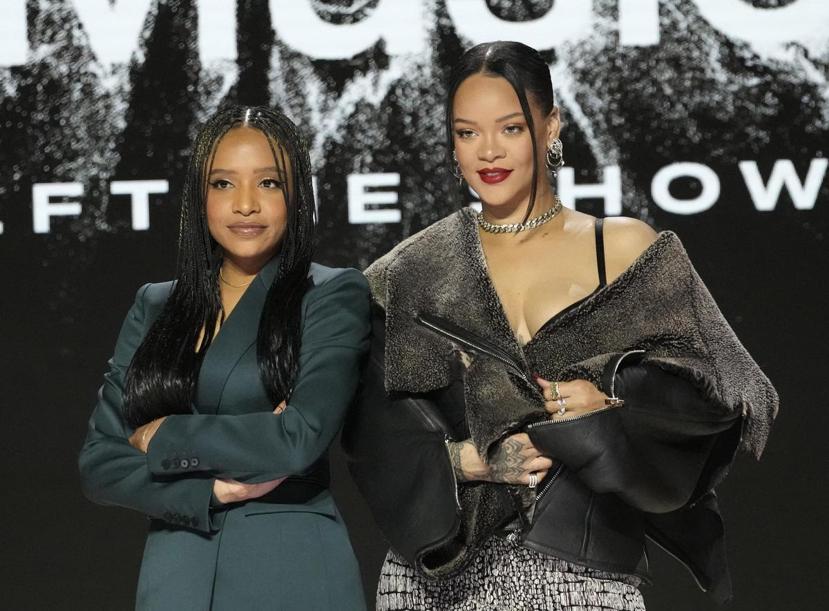 La cantante Rihanna y la presentadora Nadeska Alexis durante la presentación de la Super Bowl.