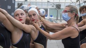 Barcelona 04.06.2021.  Deportes.   Ana Tarrés se dirige a las componentes del equipo de Grecia de natación sincronizada antes de su ejercicio en la piscina. Fotografía de Jordi Cotrina