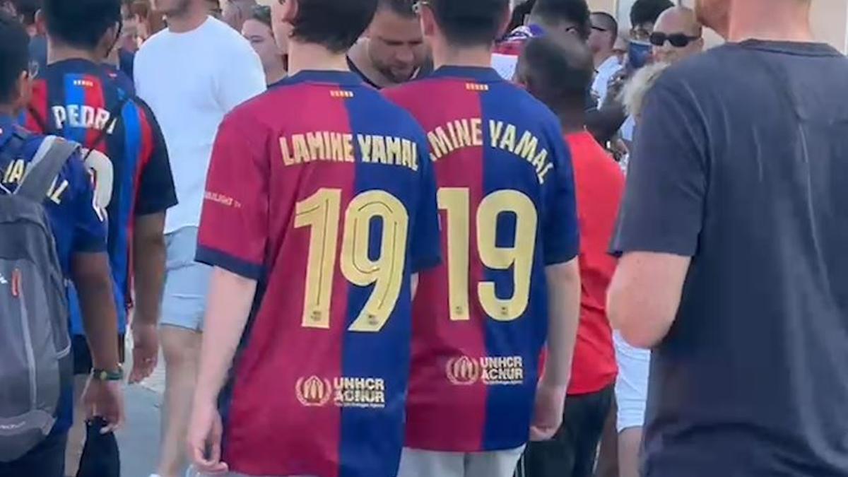 Arranca la 'Era Yamal' en Montjuic. Montones de camisetas con el nombre y dorsal del nuevo ídolo