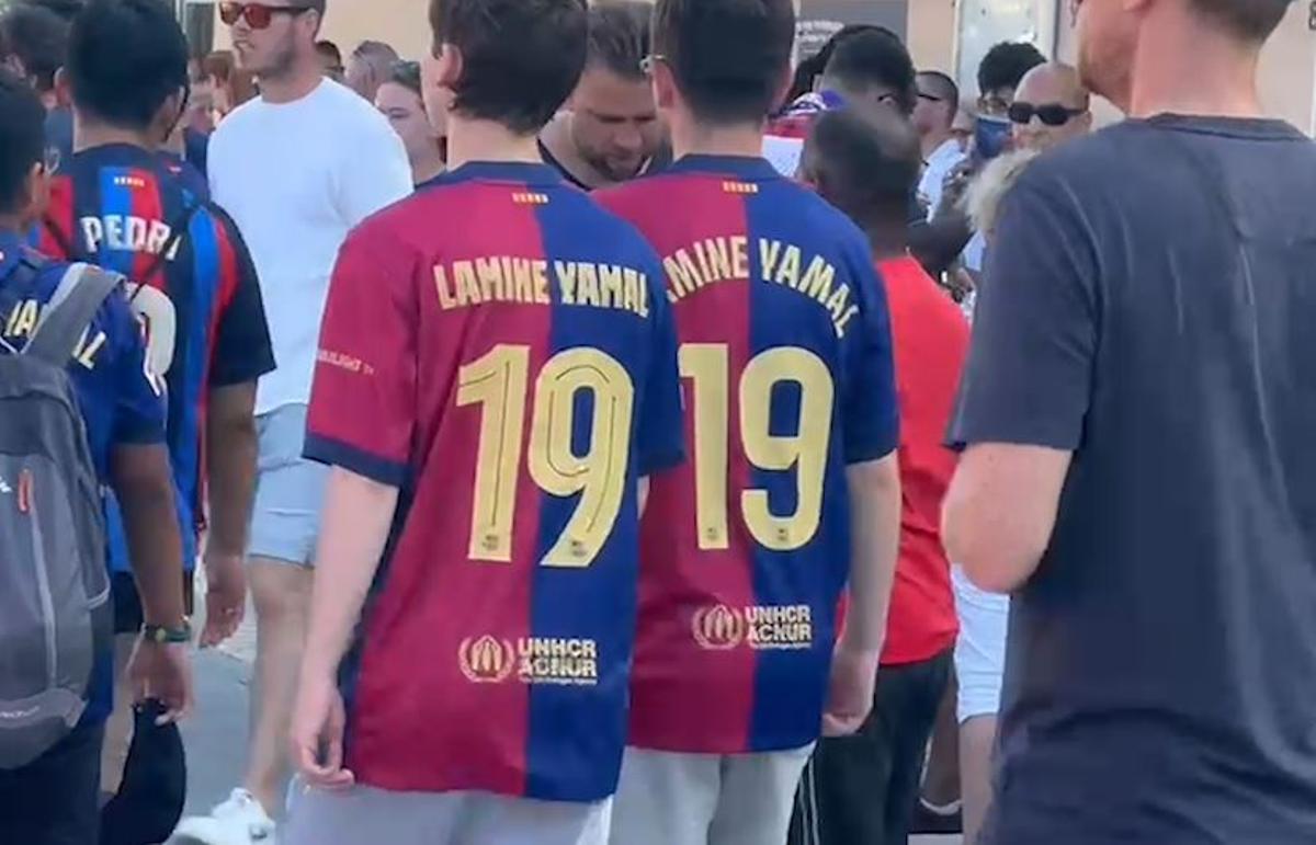 Arranca la Era Yamal en Montjuic. Montones de camisetas con el nombre y dorsal del nuevo ídolo