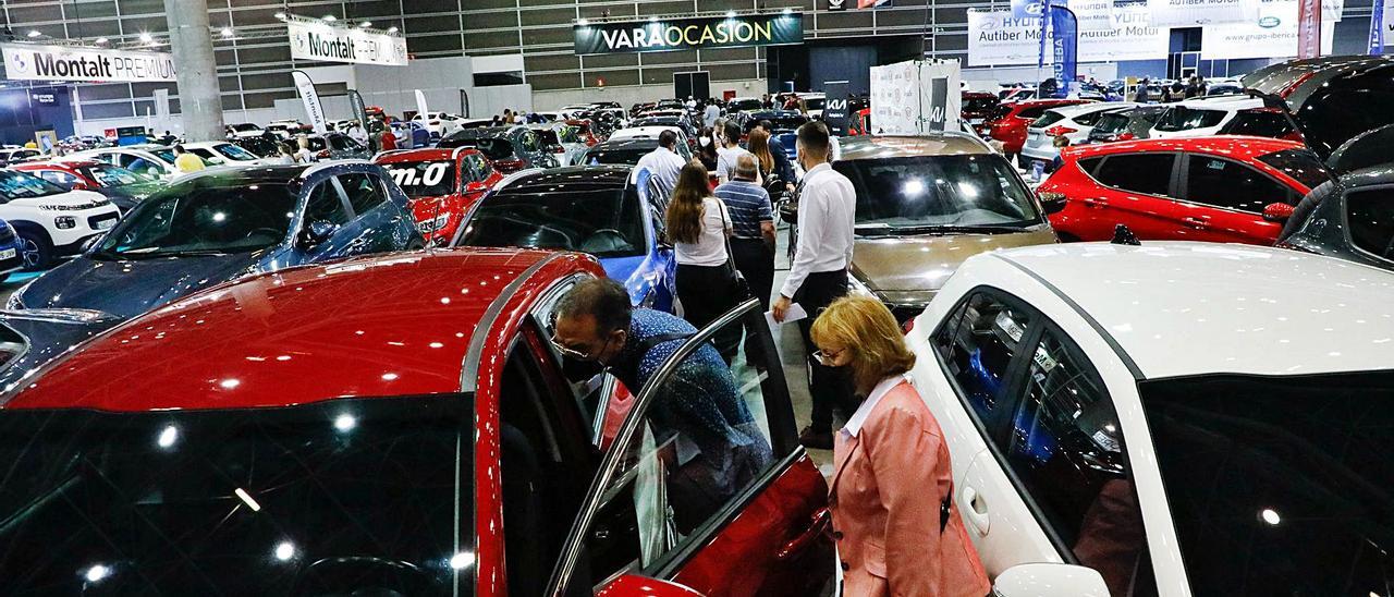 Visitantes ayer de Feria València en la apertura del certamen del coche de ocasión. | MIGUEL ÁNGEL MONTESINOS