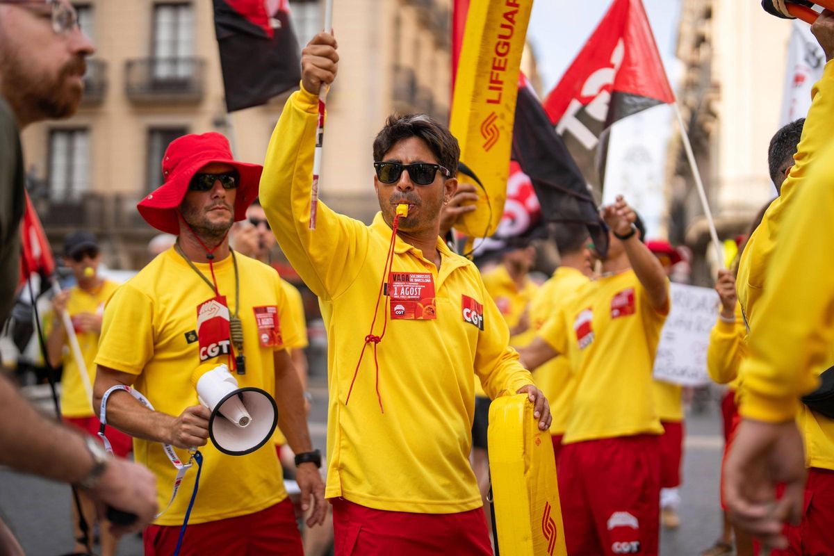 Los socorristas de Barcelona protestan contra la precariedad y la falta de personal