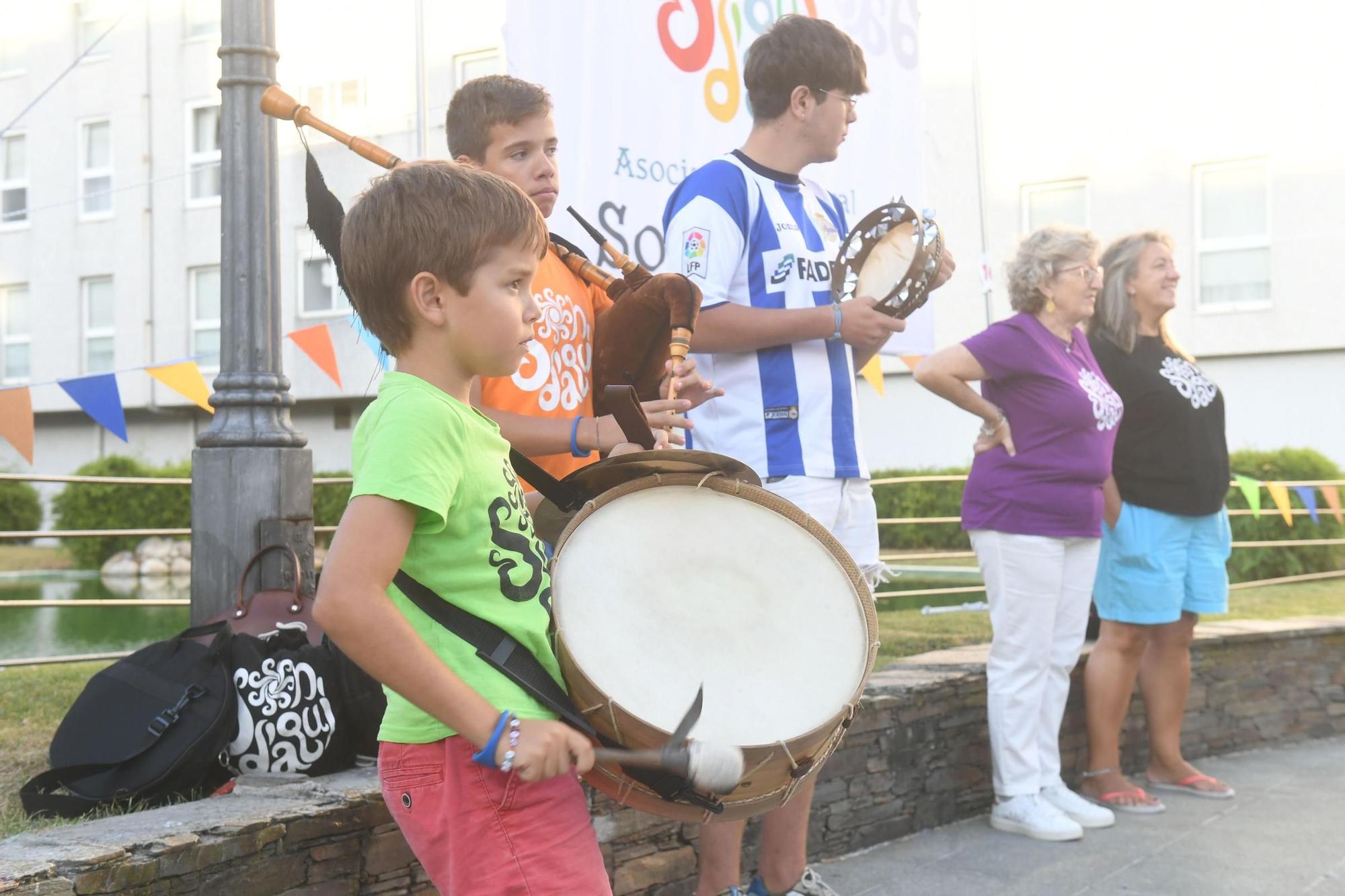 La Asociación cultural Son d’aquí celebró su décimo aniversario en la plaza de los Abuelos de Monte Alto