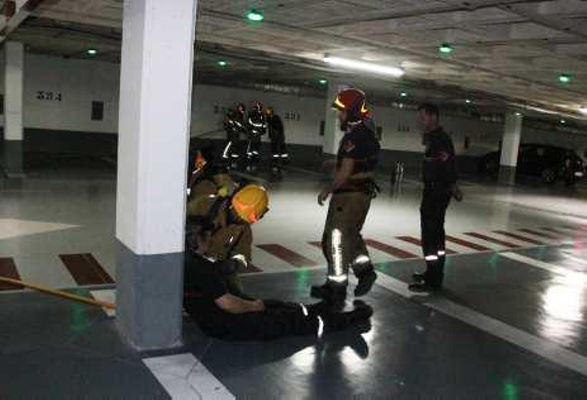 Luchar contra el fuego en un parking