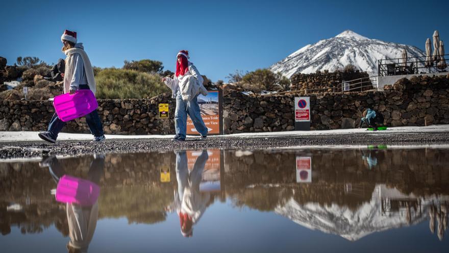 La 'Operación nevada' conduce al Teide en guagua a miles de tinerfeños