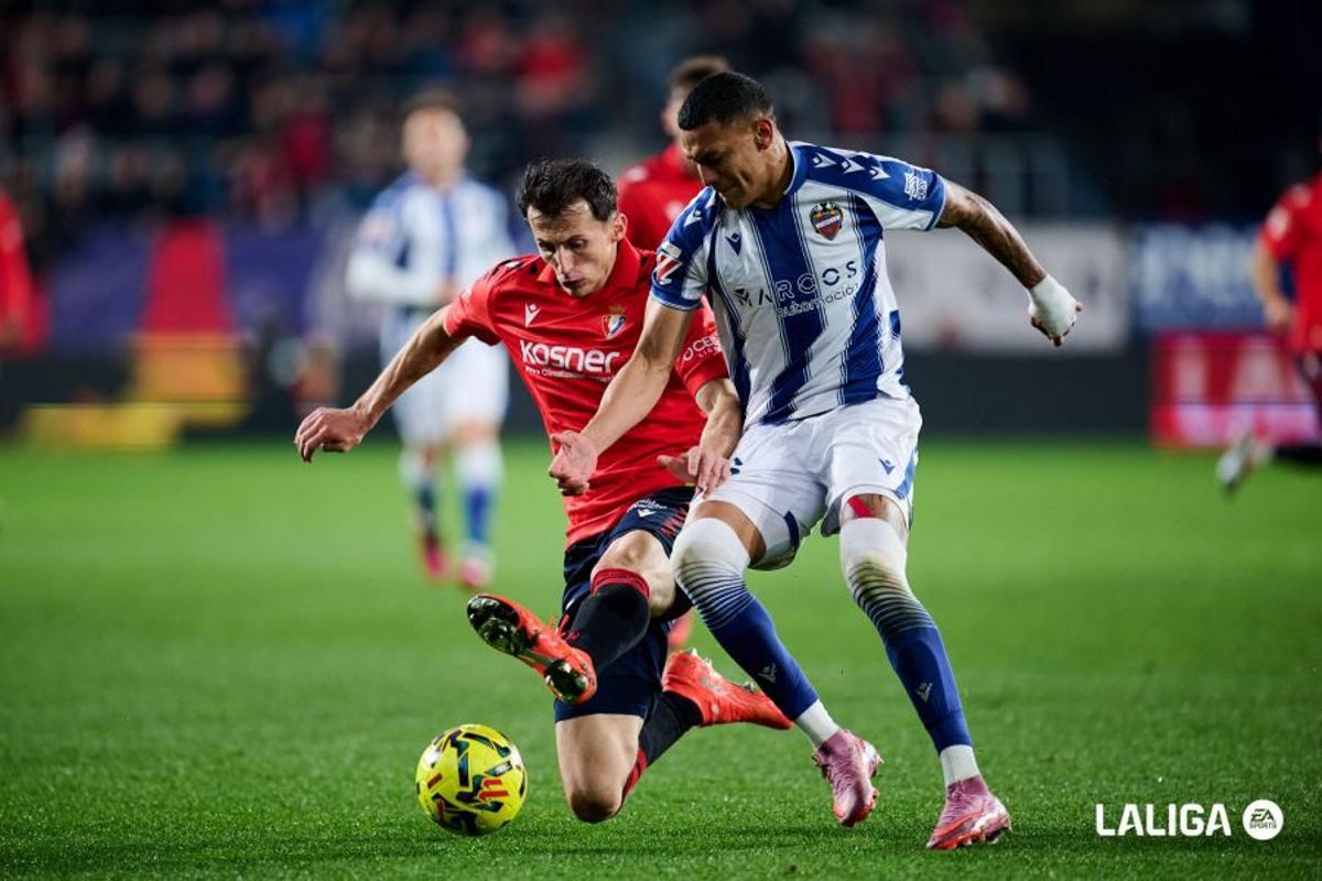 Budimir y Arriaga pugnan por el balón