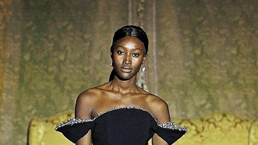 Cuatro imágenes de las prendas mostradas en la Semana de la Moda de París. Bajo, Isabel Sanchis junto a su hija, Paula Maiques.