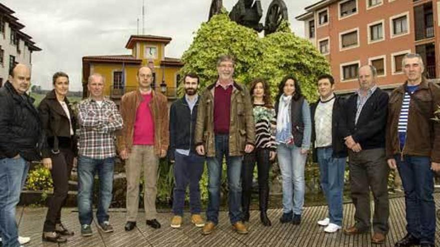 Los candidatos de Foro Parres en la plaza del Cañón de Arriondas.