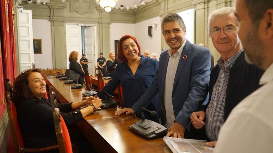 El líder de MC, Jesús Giménez Gallo, en el centro, con parte de su grupo en un pleno. | L. O.