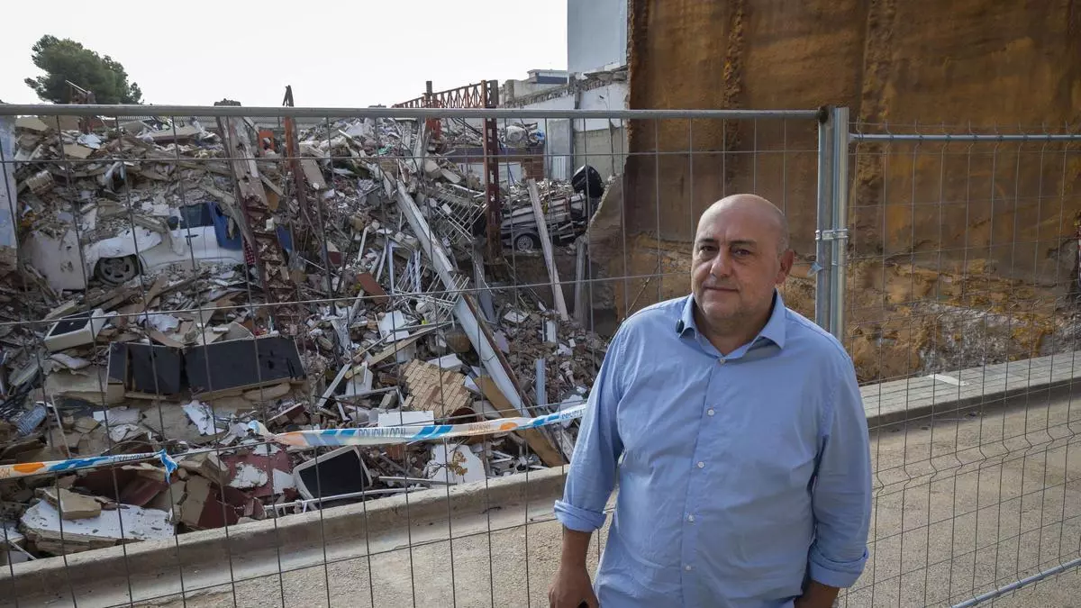 Un mes y medio después del derrumbe de Benetússer, los escombros siguen en la calle y aparecen humedades: "Somos el estercolero del pueblo"