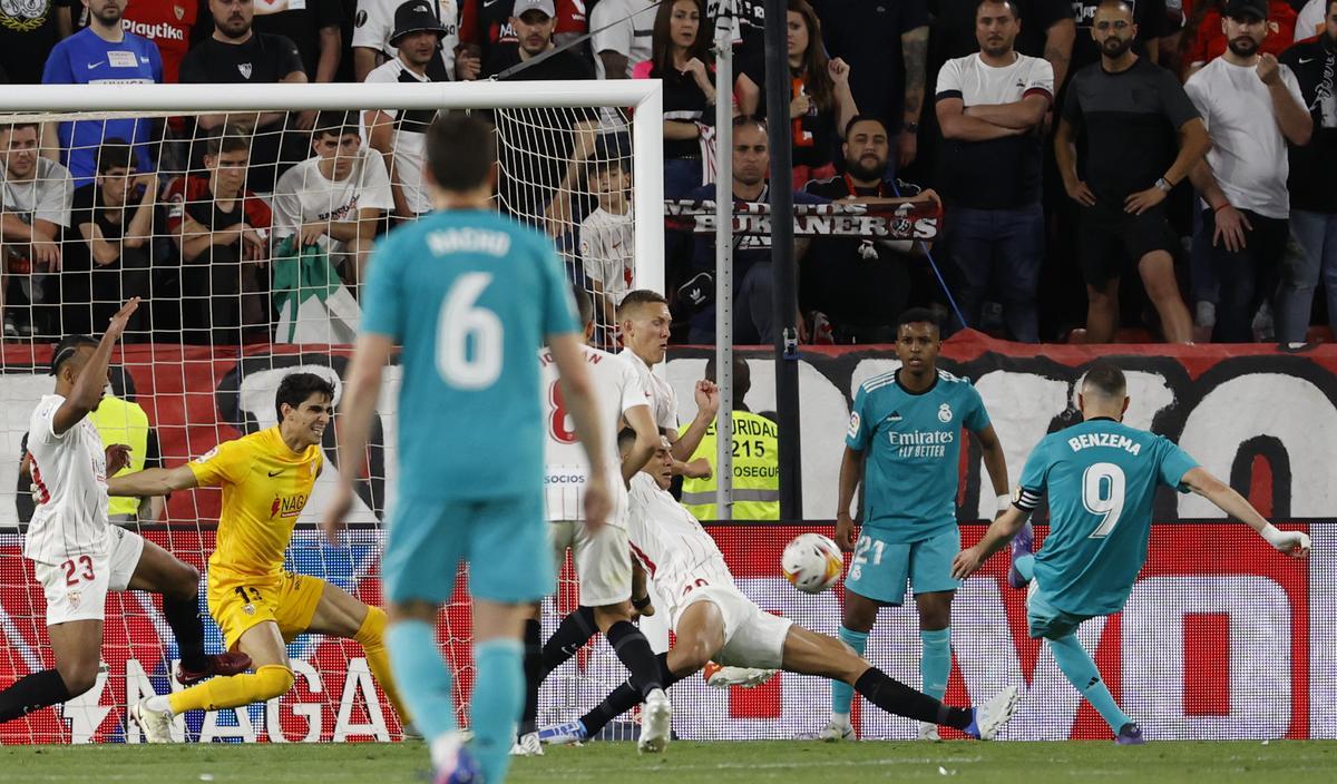 Karim Benzema marca el tercer gol del Real Madrid.