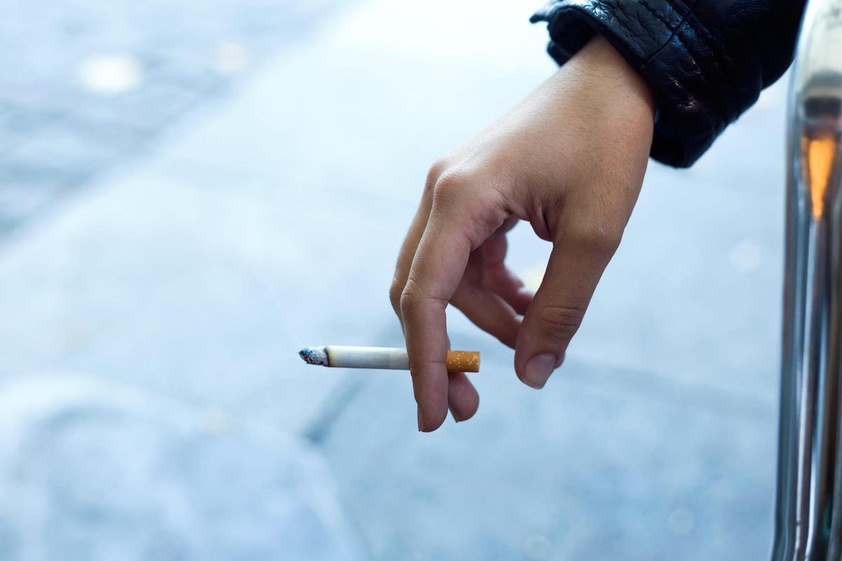 Tirar colillas por la ventanilla ya está considerado como una infracción muy grave
