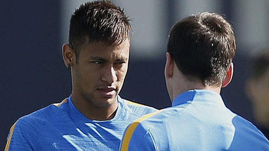 Neymar habla con Messi en el entrenamiento del Barcelona.