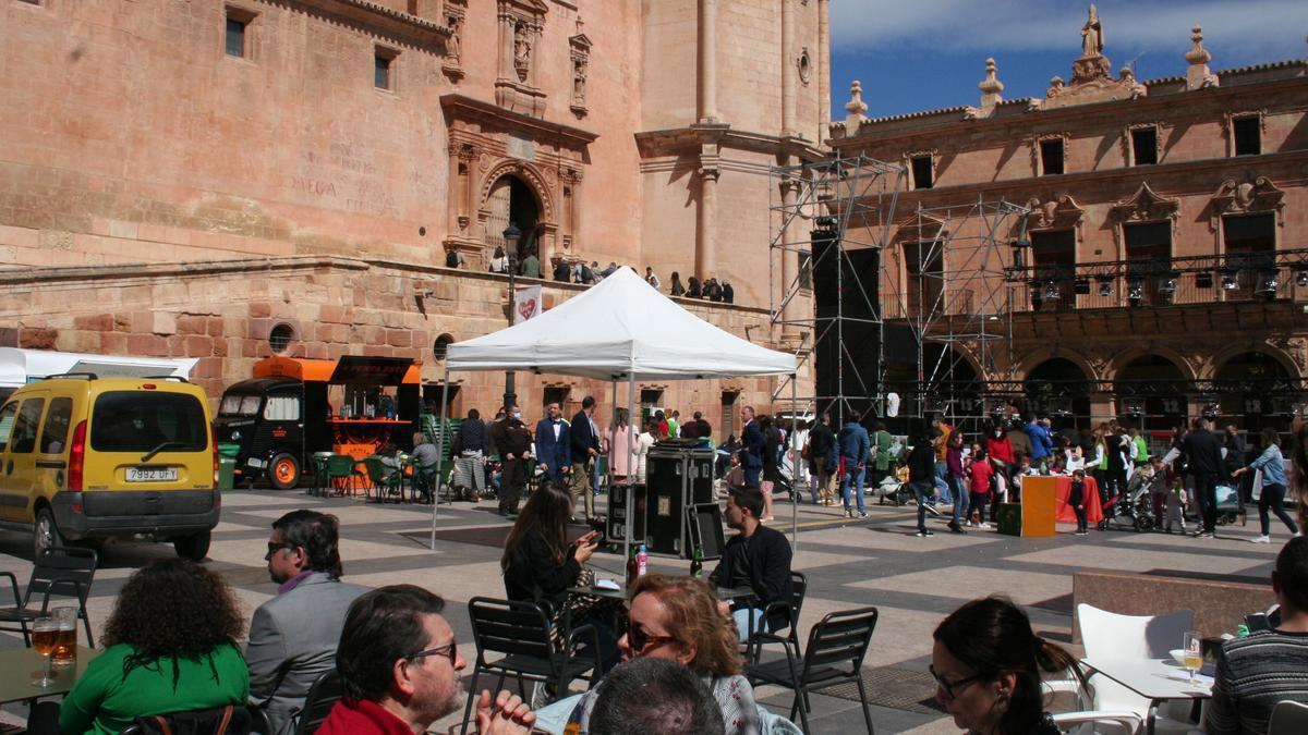 La Plaza de España repleta de público, este sábado.