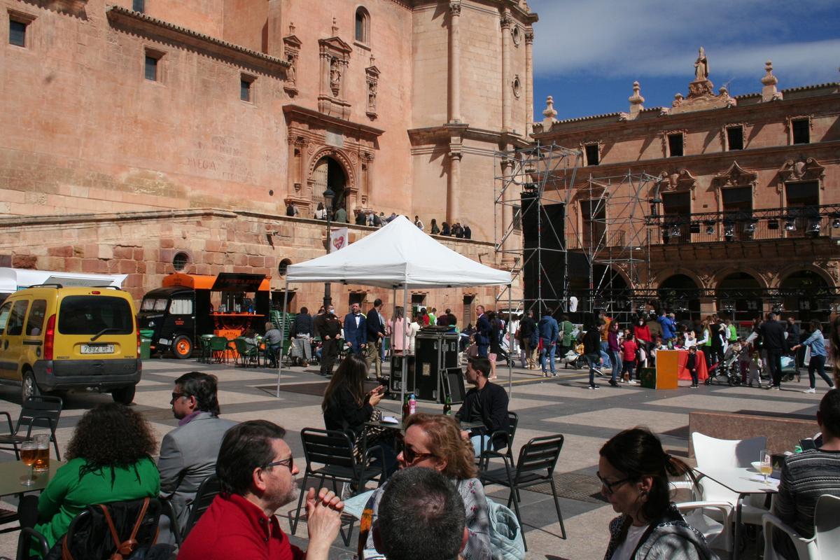 La Plaza de España repleta de público, este sábado.