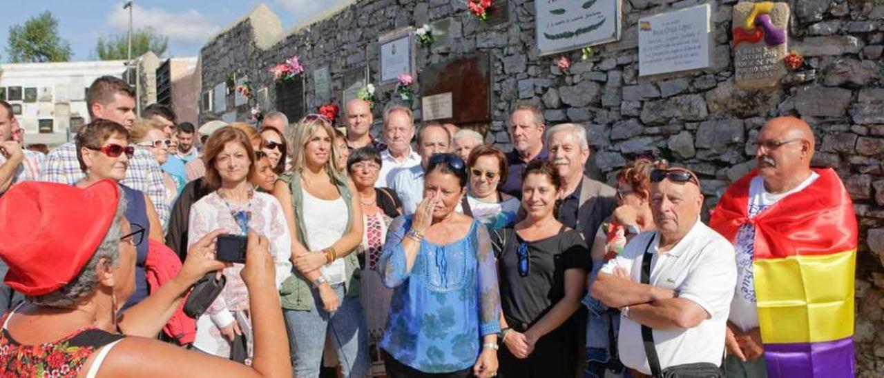 Asistentes al acto celebrado ayer delante del paredón de El Suco.