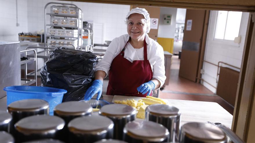 Mariluz Cruces, preparando la comida de este martes en el colegio de Los Campos.