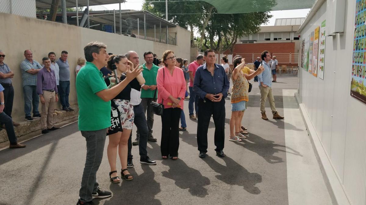 Representantes de la Cooperativa Sant Josep junto a la alcaldesa, Maria Josep Safont, ayer durante la inauguración.  | MEDITERRÁNEO