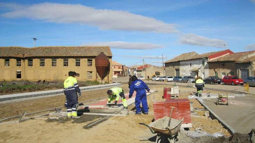 Varios operarios realizando labores de jardinería en San Cristóbal de Entreviñas, en un programa anterior.