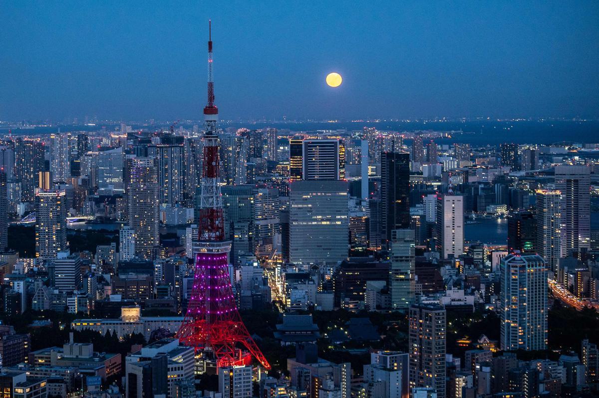 La Luna llena de septiembre, vista desde el mirador de la Torre Mori, en Roppongi Hills, Tokyo.