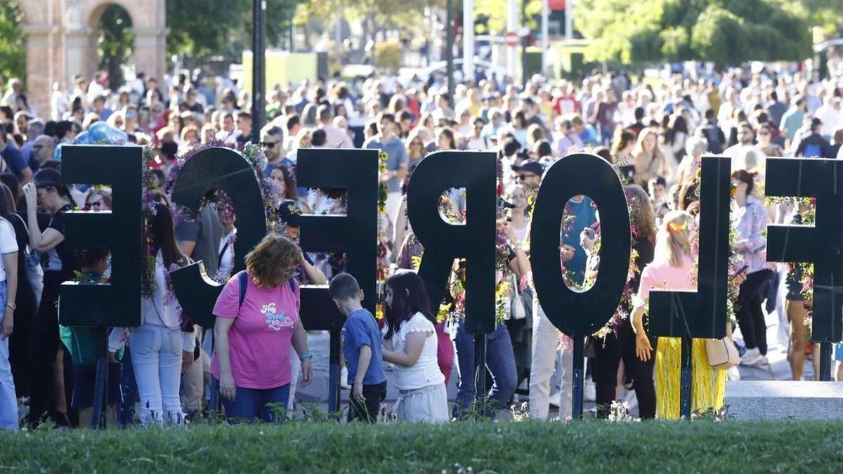 Visitantes en la edición del pasado año del festival Zaragoza Florece.
