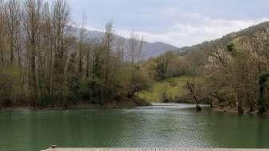 Bote de la Guardia Civil en el embalse de Valdemurio.