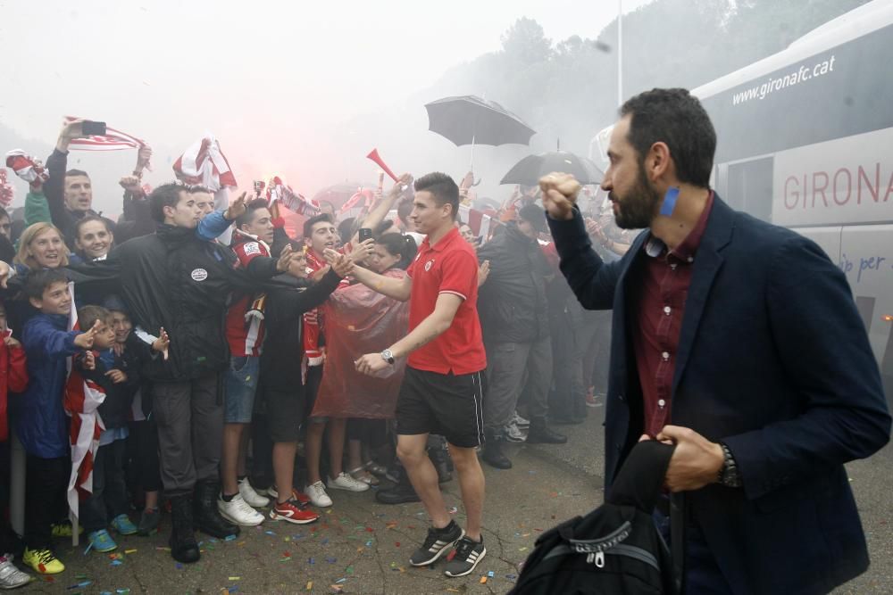 Centenars d'aficionats reben al Girona sota la pluja